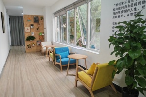 张江地铁口，配套精装修办公室，家具全配，拎包入住