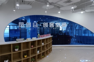 奉贤美谷，靠近闵行，配污水池，地标研发园区，市级孵化器，300平起租