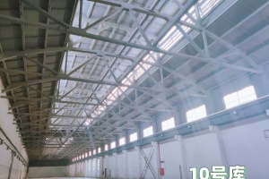 宝山松滨路地铁口，大开大合厂房出租，层高10米，价格实惠